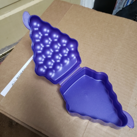 Tupperware grape container - Picture 2 of 3
